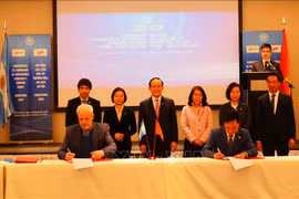 两国企业代表还签署合作协议。图自越通社