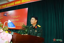 越南国防部外事局副局长阮维明大校在开班仪式上发表讲话。图自人民军队报