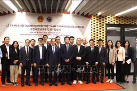 裴青山与旅韩知识分子合影。图自越通社
