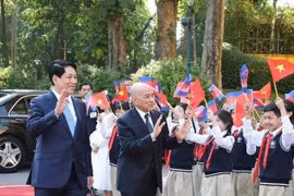 越南国家主席梁强为柬埔寨国王诺罗敦·西哈莫尼举行隆重欢迎仪式。图自越通社