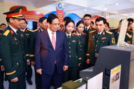 越南总理范明政参观军事技术学院的研究和创意产品。图自越通社