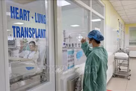 患者与家属互动。图自越通社