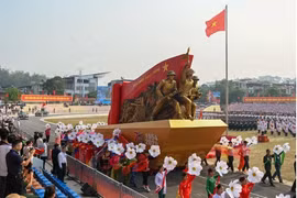2024年5月5日，模型车在庆祝奠边府历史性胜利70周年总检阅上开过舞台。图自越通社