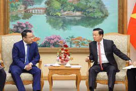 越南政府副总理陈红河会见中国吉利汽车集团首席执行官淦家阅。图自越通社