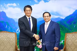 越南政府总理范明政和日本新任驻越大使。图自越通社