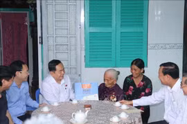 陈青敏看望慰问居住芹苴市丐冷郡富庶坊的越南英雄母亲陈氏二。图自越通社