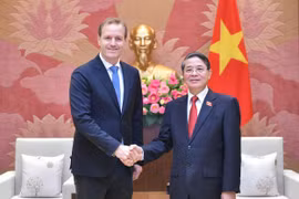 国会副主席阮德海和喜力越南总经理威斯特·穆特斯。图自越通社