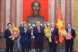 苏林与刚刚接到任命决定的阮和平、裴青山、胡德福、阮海宁、杜德维五位同志合影。图自越通社