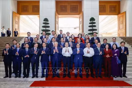 越南政府总理范明政（右六）和国会主席陈青敏（右七）与政府成员合影。图自越通社