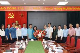 裴氏明怀同志向范必胜同志交接工作(bàn giao công tác lãnh đạo)。图自baochinhphu.vn