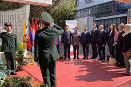 庆祝东盟成立57周年升旗仪式在越南驻法国大使馆总部举行。图自越通社