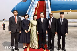 12月1日中午，新加坡大使贾亚·拉特南（Jaya Ratnam）和日本大使伊藤直树（Ito Naoki）为越南国会主席陈青敏及夫人送行，启程对新加坡共和国和日本进行正式访问。图自越通社