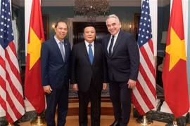 阮春胜同志和美国国务院常务副国务卿坎贝尔（右一）以及阮国勇大使（左一）。图自越通社