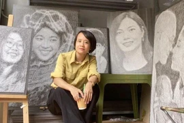 阮氏兰香女士和钉线画作品。图自越通社