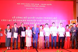 越中企业俱乐部领导向企业代表颁发俱乐部会员证书。图自越通社