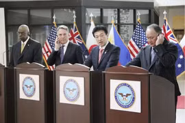 美国国防部长劳埃德·奥斯汀、澳大利亚国防部长理查德·马勒斯、日本防卫大臣木原稔和菲律宾国防部长吉尔伯托·特奥多罗于5月2日在檀香山举行的四方会谈后举行联合记者会。 图自日本时报