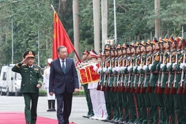 苏林总书记出席越南人民军总政治局建局80周年纪念仪式。图自越通社