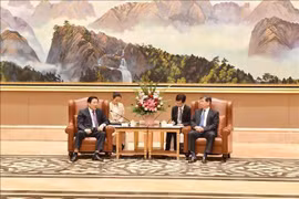 潘廷镯在福州市会见中共中央委员、福建省委书记周祖翼。图自越通社