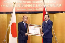国会主席陈青敏代表党和国家领导人向日越友好议员联盟主席二阶俊博颁发越南国家主席授予的三级劳动勋章。图自越通社