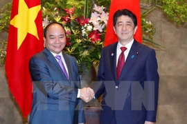 越南政府总理阮春福与日本首相安倍晋三举行会谈（图片来源：越通社）