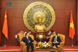 越南驻华大使邓明魁会见中国广西壮族自治区党委书记彭清华。