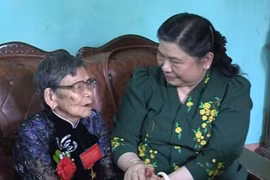 越南国会副主席丛氏放看望越南英雄母亲阮氏慮。（青化省电视台网报）