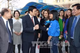 越南国家主席张晋创参探望河内经营与技术大学师生（图片来源：越通社）