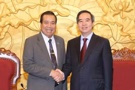 越共中央经济部部长阮文平会见老挝农村发展和扶贫委员会副主任童旺 · 维拉赫旺（图片来源：越通社）