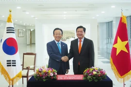 胡志明市市委书记丁罗升会见韩国庆尚北道知事金宽容（图片来源：http://www.sggp.org.vn/）