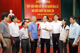 越南河内市委书记黄忠海会见河内市选民（图片来源：dangcongsan.vn)