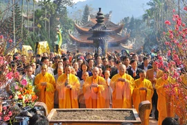 香山寺住持释明贤上座同曾妮佛子及代表们上香（图片来源：越通社）