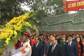 越南政府副总理阮春福出席2016年栋多丘庙会​迎侨仪式（图片来源：越通社）