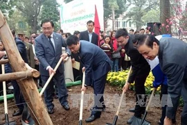 河内市委书记黄忠海同诸位领导在还剑湖李太祖塑像进香（图片来源：越通社）