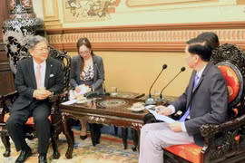 胡志明市人民委员会副主席陈永线和大久保秀夫董事长。（图片来源：西贡经济报网）