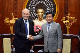 越共中央政治局委员、胡志明市市委书记丁罗升会见正在对越进行工作访问的新西兰高等教育、技能及就业、经济发展和科学创新部部长史蒂芬·乔伊斯。