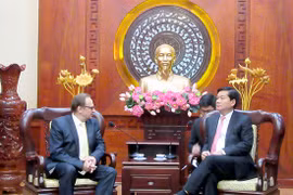 胡志明市市委书记丁罗升会见白俄罗斯新任驻越大使弗拉基米尔·自卫。