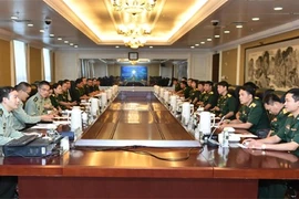 越南青年军官代表团与中国共产党中央军事委员会国际军事合作办公室代表进行会谈（图片来源：《越南人民军报》）