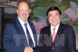 胡志明市人民委员会主席阮成锋与美国俄勒冈州比弗顿市市长丹尼‧道尔