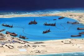 中国在越南长沙群岛十字岛礁进行非法填海造岛行为。（图片来源： EPA）