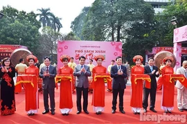 河内市首次举办春节书街