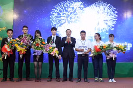 越南工商会领导代表向获奖者颁奖（图片来源：越通社）
