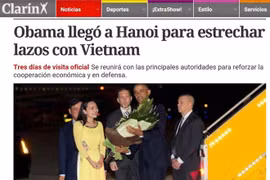 阿根廷《号角报》刊登奥巴马抵达河内内排机场，开始对越南进行访问的照片（图片来源：Clarin）