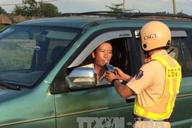 交通警察检查司机的酒精含量（图片来源：越通社）