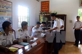 参加提前选举投票的战士们