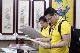 中国青年参观东湖画村（图片来源：越通社）