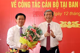 决定书颁发仪式（图片来源：Chinhphu.vn）