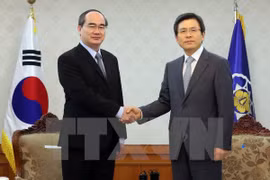 越南祖国阵线中央委员会主席阮善仁拜会韩国总理黄教安（图片来源：越通社）