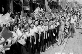 1954年10月10日，河内市人民兴高采烈欢迎解放军（图片来源：越通社）