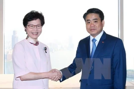 河内市人民委员会主席阮德钟与中国香港特别行政区政府政务司司长林郑月娥（图片来源：越通社）