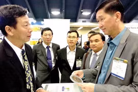 胡志明市人民委员会副主席陈永线参观越南半导体​设备展区（图片来源：越通社）